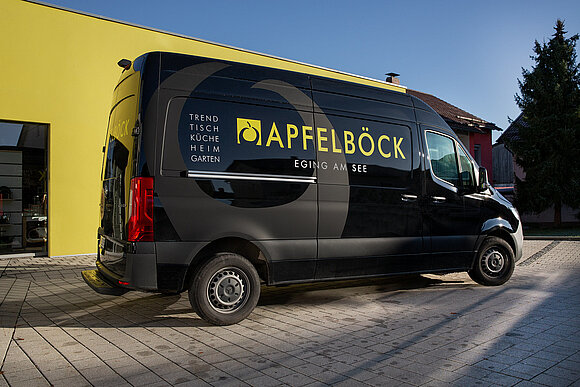 Foto des Sprinters der Firma Apfelböck mit ansprechend gestalteter Fahrzeugbeschriftung