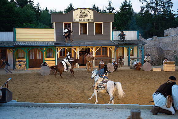 Westernkulisse der Karl-May-Spiele mit Reitern in Pullman City