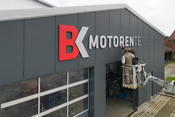 Ein großes Logo von BK Motorentechnik.