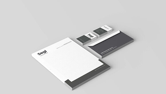 Mockup des Corporate Designs unseres Kunden Segl Bauzentrum auf dem Briefpapier, Visitenkarten und Kuverts abgebildet sind