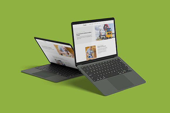 Laptop zeigt die Holzbau Wagner Website