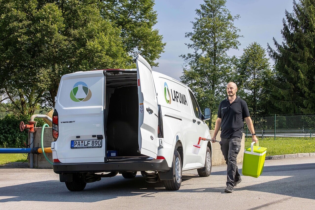 Lafuwa-Foto Firmenwagen mit Mitarbeiter