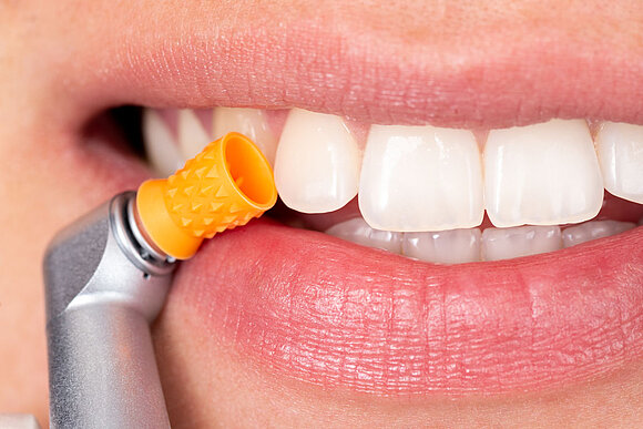 Nahaufnahme eines Hochleistungsinstruments im Einsatz beim Zahnarzt 