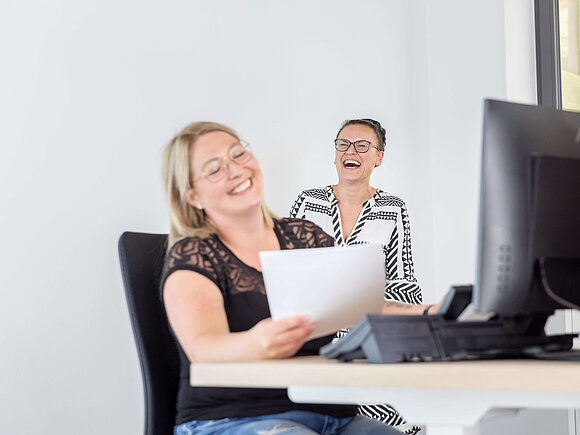 Lafuwa-Foto Büromitarbeiterinnen im Büro