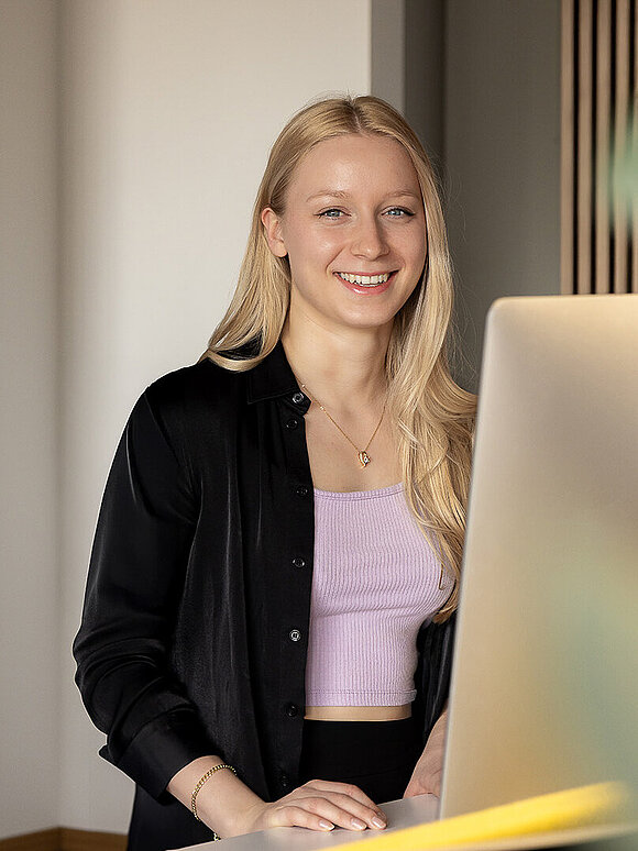 Portrait von Emily