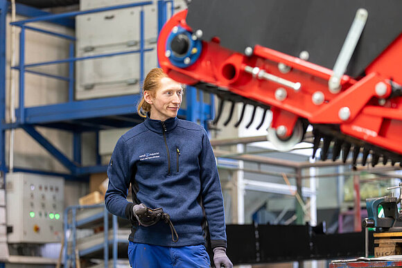 Metall4Industries-Foto Mitarbeiter zwischen Gerätschaften