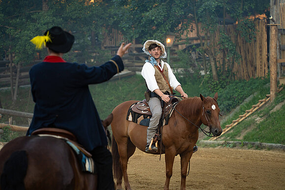 Tante Droll und Hobble-Frank zu Pferd bei den Karl-May-Spielen in Pullman City